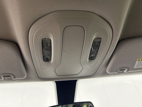 Used 2021 Chrysler Voyager L FWD image 19