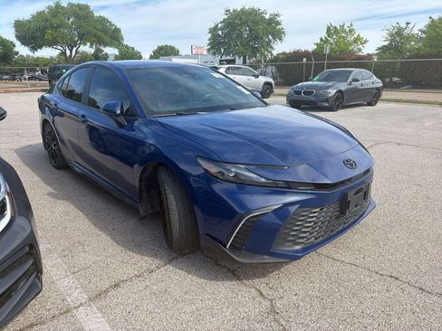 Used 2025 Toyota Camry SE w/ Convenience Package image 3