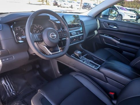 Used 2023 Nissan Pathfinder SL w/ Lighting Package (N92) image 8