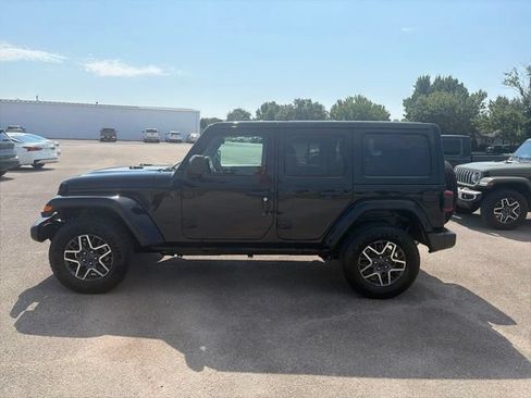Used 2025 Jeep Wrangler Unlimited Sahara AWD/4WD image 3