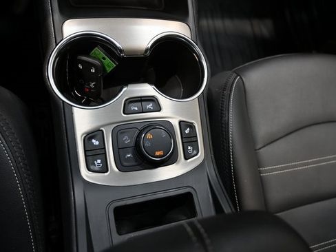 Used 2024 GMC Terrain Denali w/ Denali Premium Package image 19