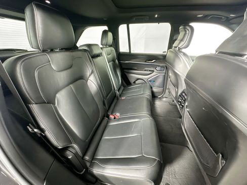 Used 2022 Jeep Grand Cherokee Overland w/ Luxury Tech Group IV image 29