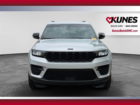 Used 2023 Jeep Grand Cherokee Altitude AWD/4WD image 3