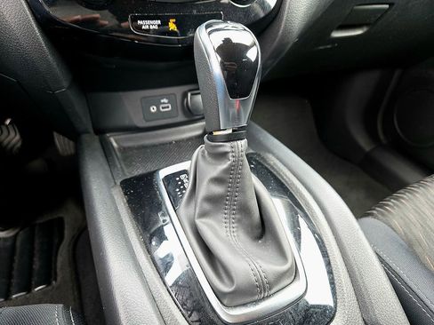 Used 2019 Nissan Rogue SV image 19