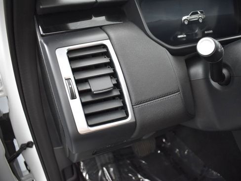 Used 2024 Land Rover Discovery S image 10