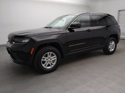 Used 2023 Jeep Grand Cherokee Laredo AWD/4WD image 2