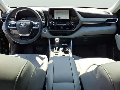 Used 2024 Toyota Highlander XLE AWD/4WD image 11