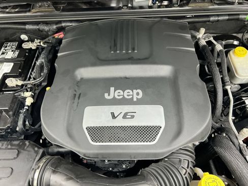 Used 2017 Jeep Wrangler Unlimited Sahara w/ Connectivity Group AWD/4WD image 22