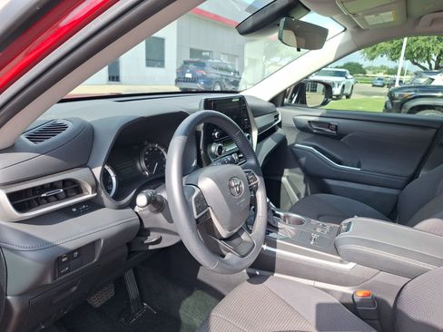 Used 2024 Toyota Highlander LE image 15