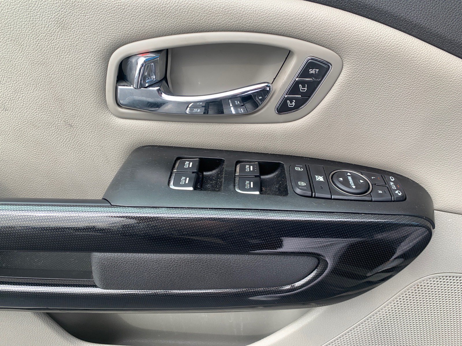 Used 2016 Kia Sedona SX FWD image 16