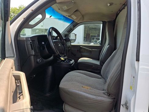 Used 2016 Chevrolet Express 3500 RWD image 12