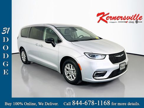 Used 2024 Chrysler Pacifica Touring-L image 1