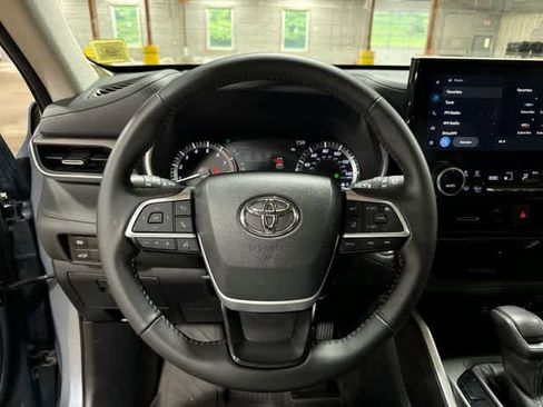 Used 2023 Toyota Highlander XLE AWD/4WD image 19