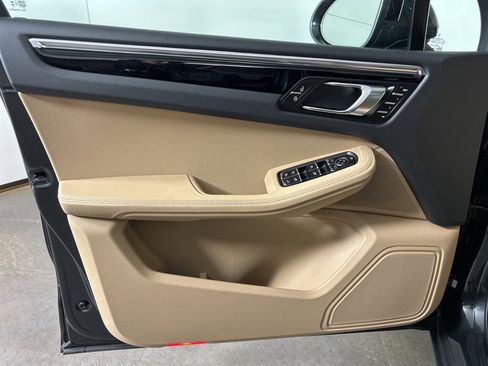 Certified 2025 Porsche Macan image 25