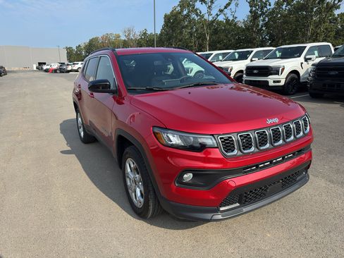 Used 2025 Jeep Compass Latitude AWD/4WD image 3