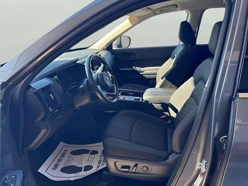 Used 2025 Nissan Pathfinder SV image 12