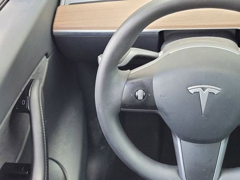 Used 2021 Tesla Model Y Long Range image 12