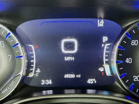 Used 2023 Chrysler Pacifica Touring image 15