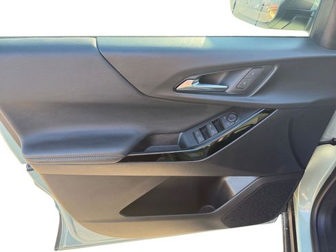 Used 2025 Chevrolet Equinox LT w/ Safety and Technology Package FWD image 9