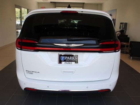 Used 2023 Chrysler Pacifica Touring-L image 28