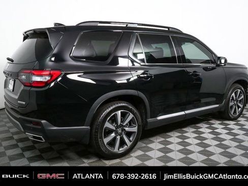 Used 2025 Honda Pilot Touring image 2