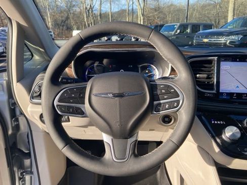 Used 2022 Chrysler Pacifica Limited image 16