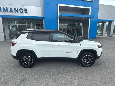 Used 2025 Jeep Compass Trailhawk AWD/4WD image 3