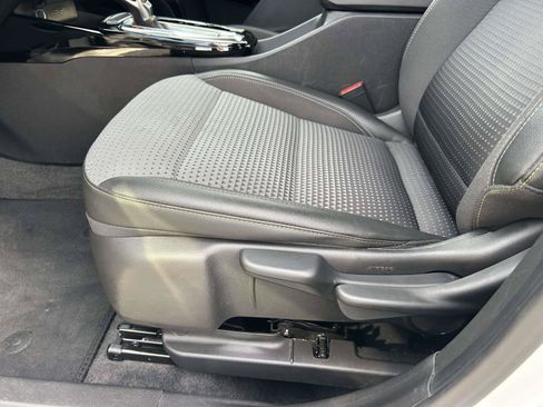 Used 2025 Chevrolet Trax LT FWD image 16