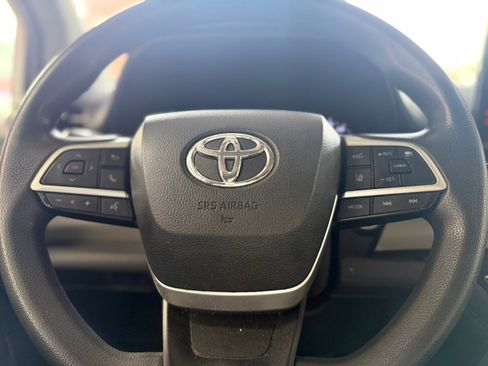 Used 2021 Toyota Sienna LE FWD image 25