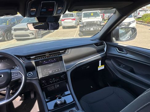 New 2025 Jeep Grand Cherokee L Laredo image 36