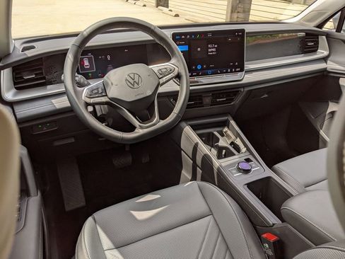 Certified 2025 Volkswagen Tiguan SE AWD/4WD image 12