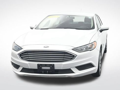 Used 2017 Ford Fusion SE w/ Fusion SE Technology Package FWD image 2