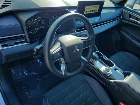 Used 2025 Mitsubishi Outlander SE image 22