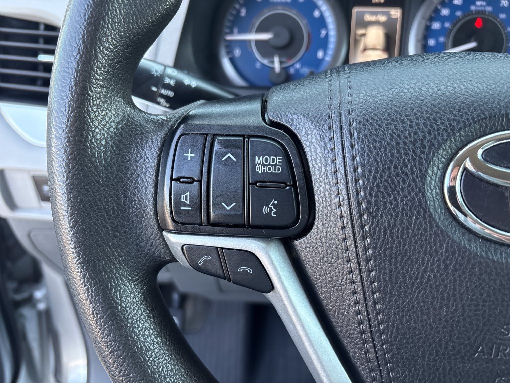 Used 2020 Toyota Sienna LE FWD image 32