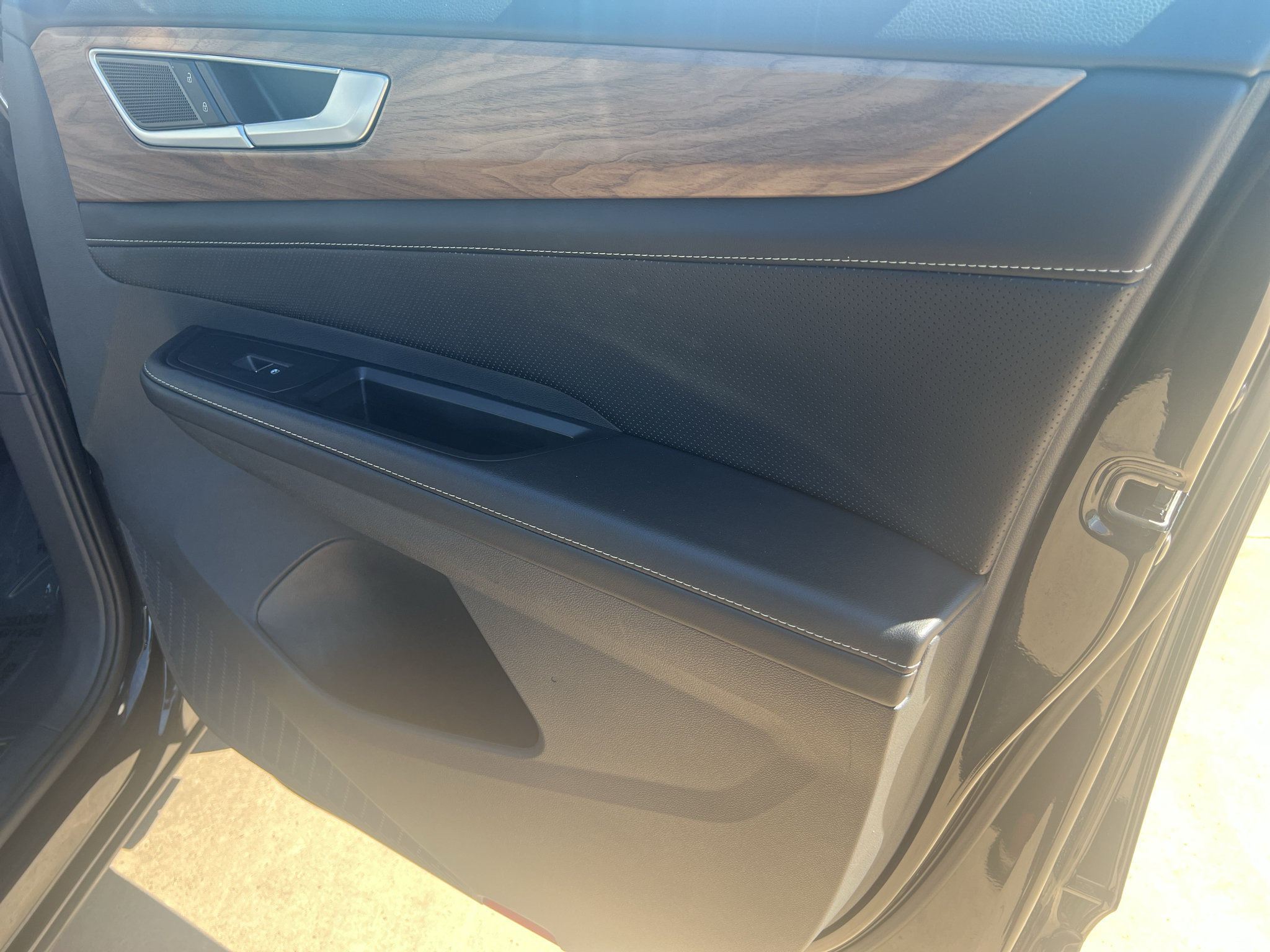 Used 2024 Volkswagen Atlas SE FWD image 16