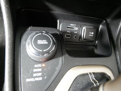 Used 2015 Jeep Cherokee Latitude w/ Comfort/Convenience Group image 29