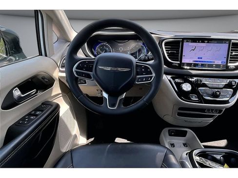 Used 2024 Chrysler Pacifica Touring-L FWD image 7