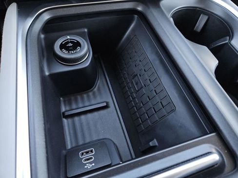 New 2025 Ford Expedition Active image 15