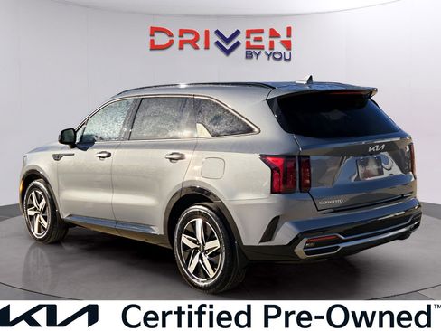 Used 2023 Kia Sorento S image 3