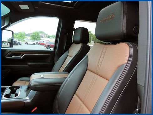 Used 2024 Chevrolet Silverado 2500 High Country w/ High Country Premium Package AWD/4WD image 16