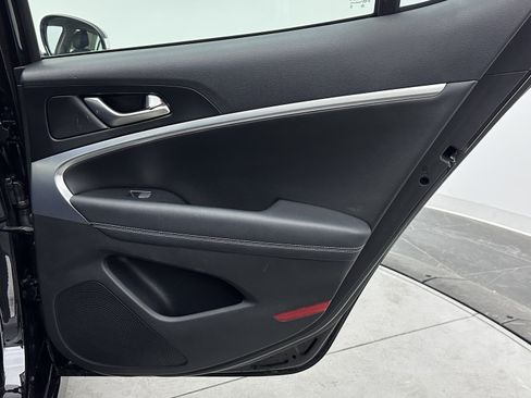 Used 2022 Genesis G70 2.0T image 32