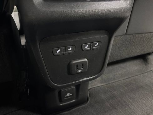 Used 2023 Chevrolet Equinox Premier AWD/4WD image 32