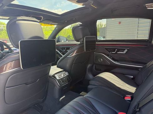 Used 2024 Mercedes-Benz S 63 AMG S w/ Carbon Fiber Exterior Package image 19