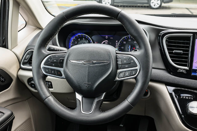 Used 2024 Chrysler Pacifica Touring-L FWD image 16