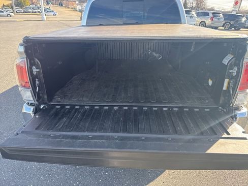 Used 2022 Toyota Tacoma TRD Off-Road image 18