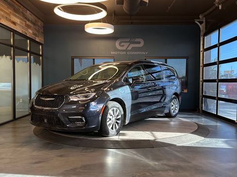 Used 2021 Chrysler Pacifica Touring-L FWD image 7