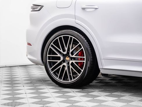 Used 2026 Porsche Cayenne GTS AWD/4WD image 34