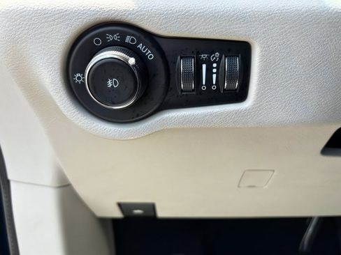 Used 2022 Chrysler Pacifica Limited w/ Uconnect Theater Family Group AWD/4WD image 25