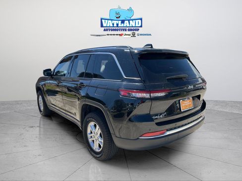 Certified 2023 Jeep Grand Cherokee Laredo AWD/4WD image 3