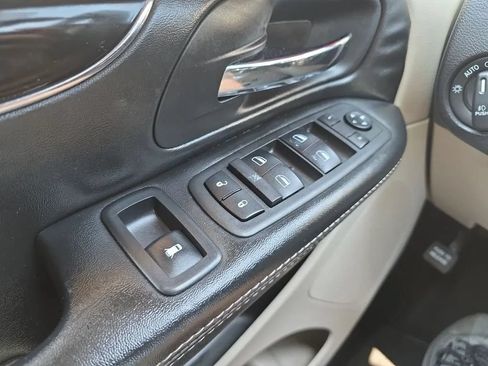 Used 2018 Dodge Grand Caravan SXT FWD image 23